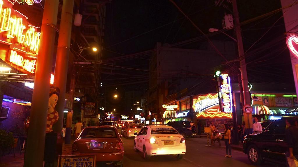 Lokal Hostel Makati City Exterior photo