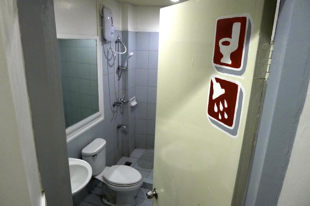 Lokal Hostel Makati City Exterior photo